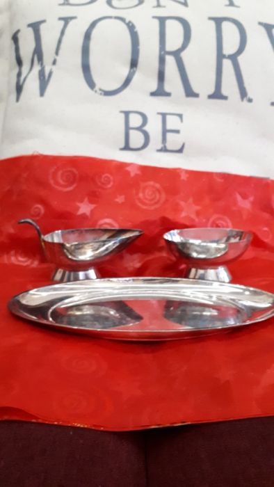 Серебряная соусница с подросом