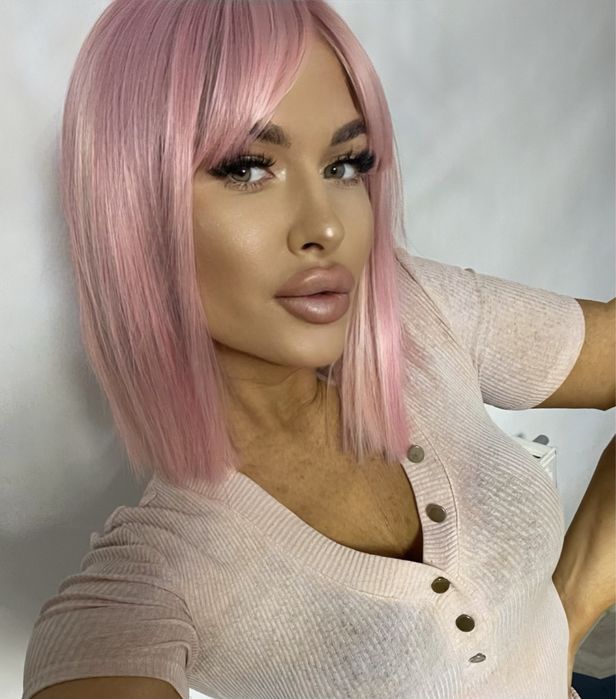 Peruca  blond cu bob scurt o roz bombon cu breton