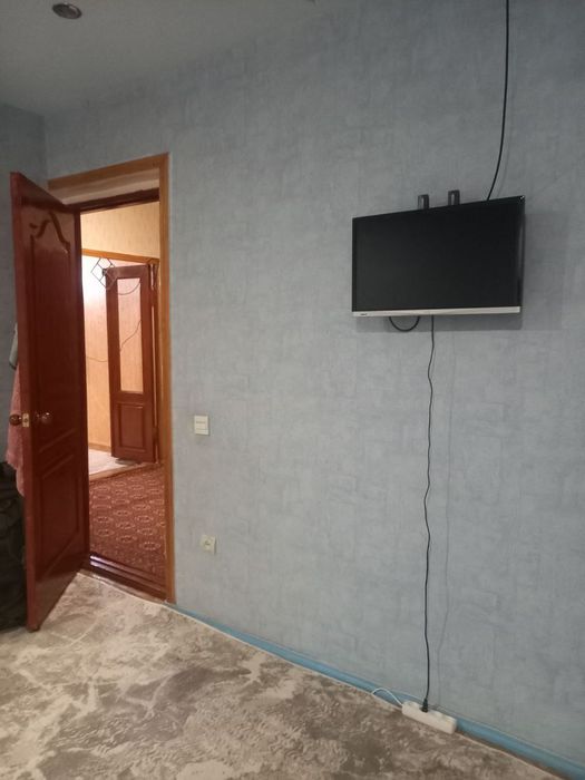 Srochna metro oldidan ijaraga 1 yoki 2 ta qiz,ayol olinadi.