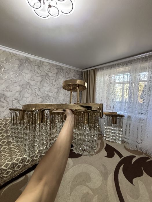 Продам  2 люстры
