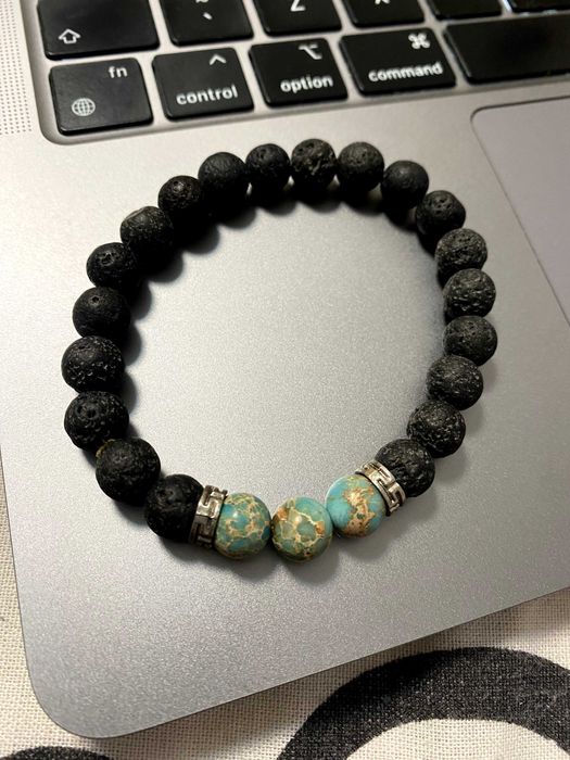 Гривна от лава камъни с глобуси..