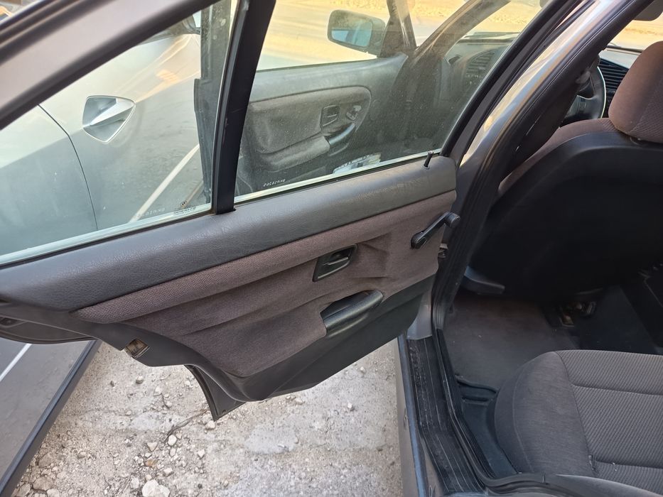 БМВ Е 36 за продажба.,ударена в дясно предна броня,в движение със забележки .зимни гуми  2025,изцяло сменени прагове,претапицирани седалки и таван  .
