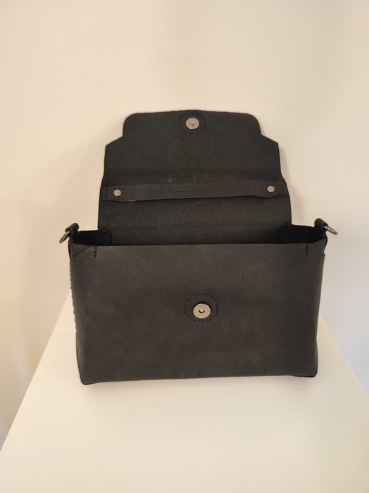 Ръчно изработена черна кожена чанта