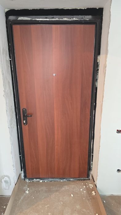 Продам входную дверь