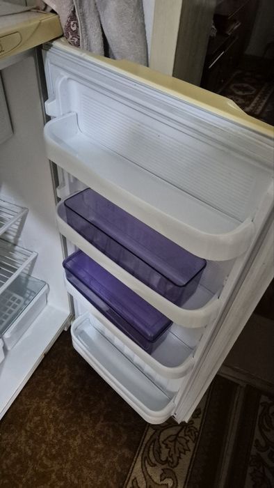 Малък хладилник с фризер