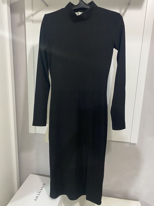 Продается  черное платье  с вырезом