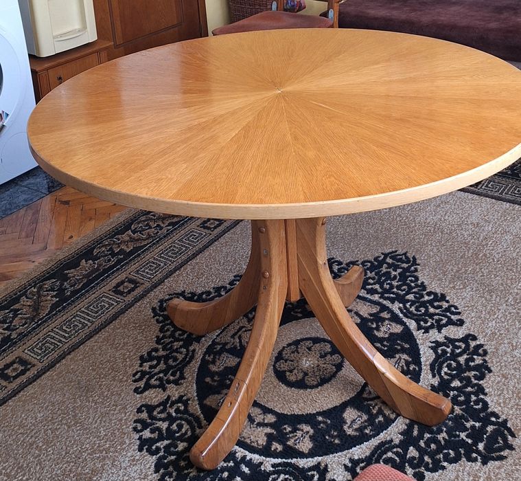 Масивна кръгла трапезна маса