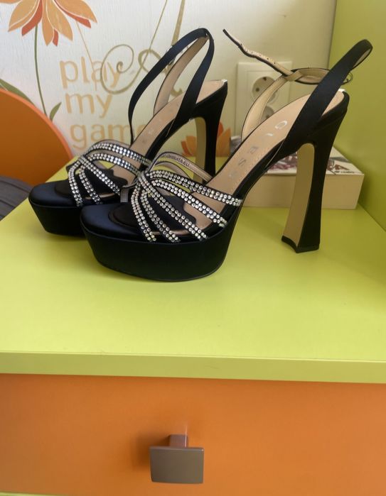 Дамски сандали Guess
