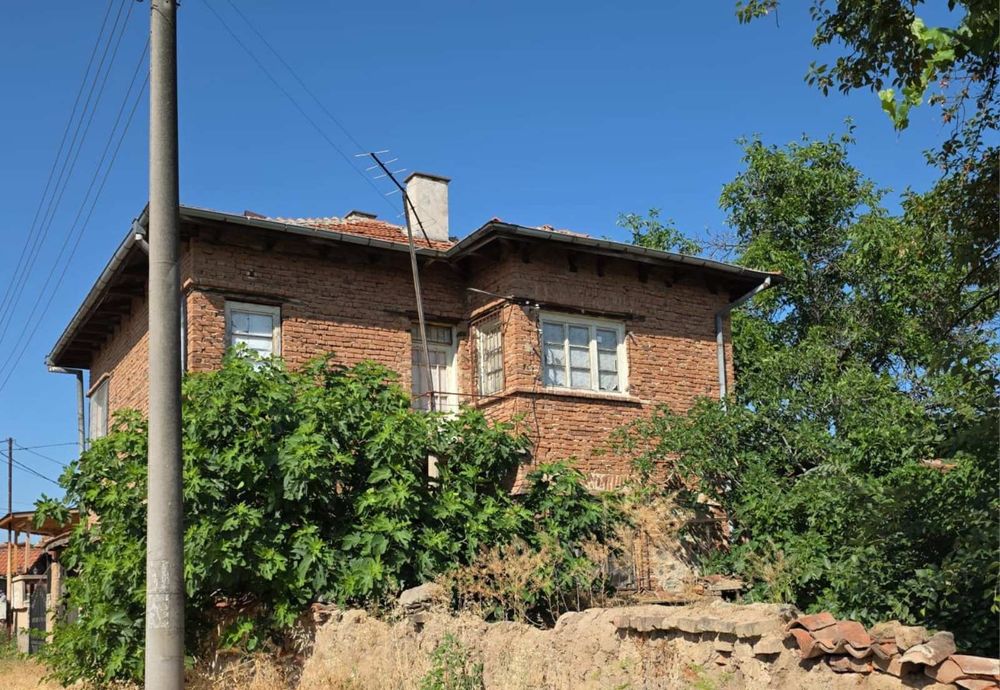 Къща с двор в с. Априлци