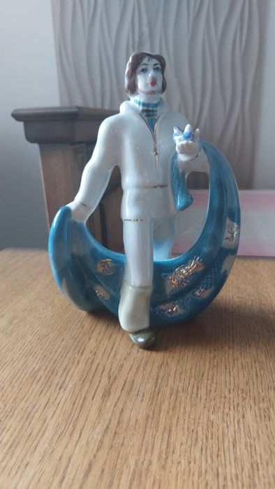 Статуэтка  фарфоровая