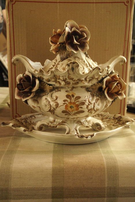 продавам италиански старинен супник със печат