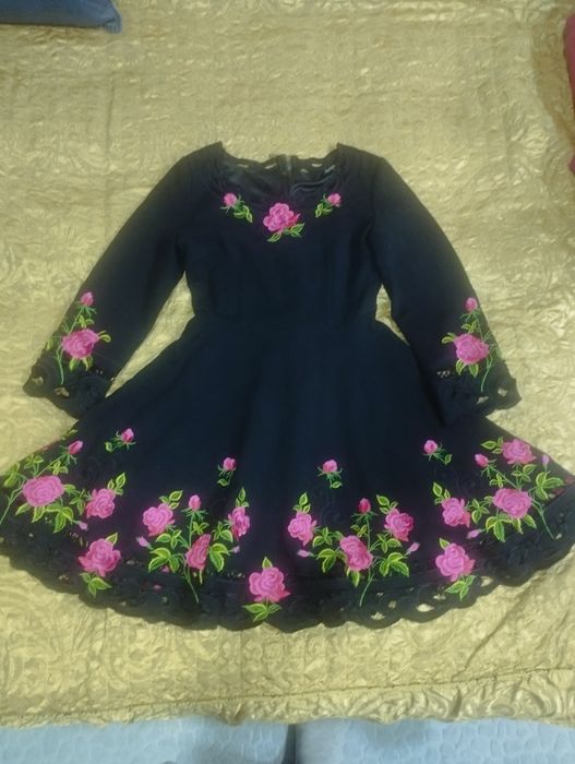 Платье черного цвета с розовыми цветами вышивка