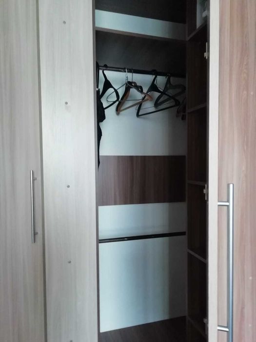 Угловой платяной шкаф с зеркалом и рисунком