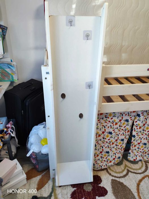 Pat inalt alb cu tobogan pentru o persoana