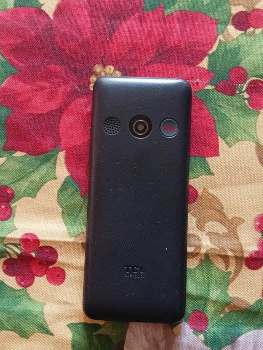 Продавам чисто нов телефон TCL 4022
