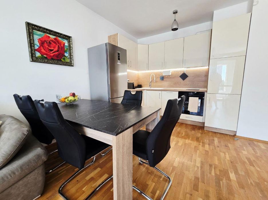 Дава се под наем Двустаен апартамент в к.к. Св.Св. Константин и Елена - 80 кв.м за 818 € - Снимка #1