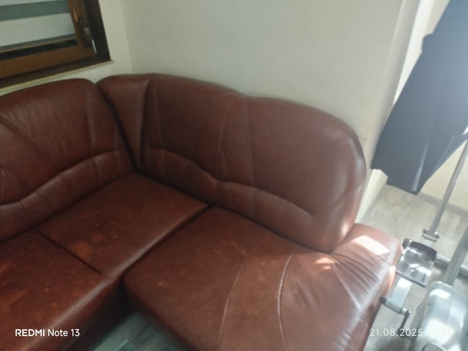 Кожен кафяв диван