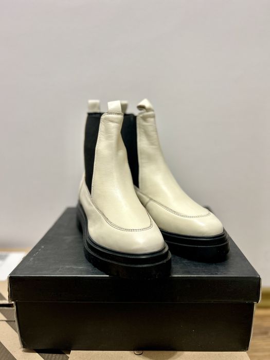 Ghete de piele, 39