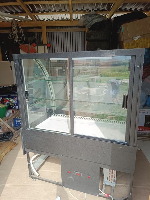 Продам витринный холодильник