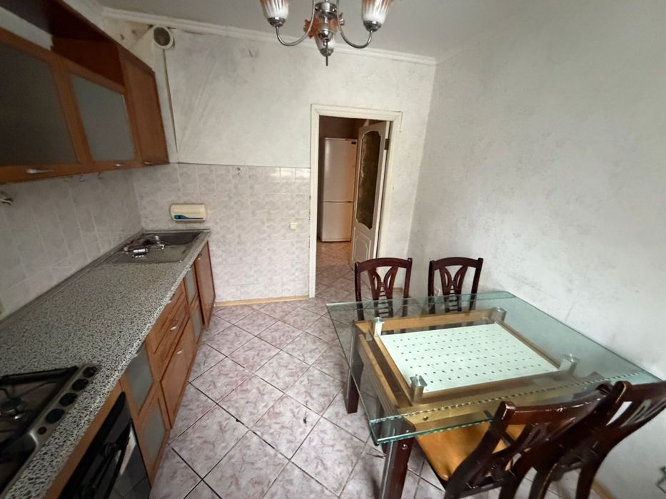 Стол и стулья продам