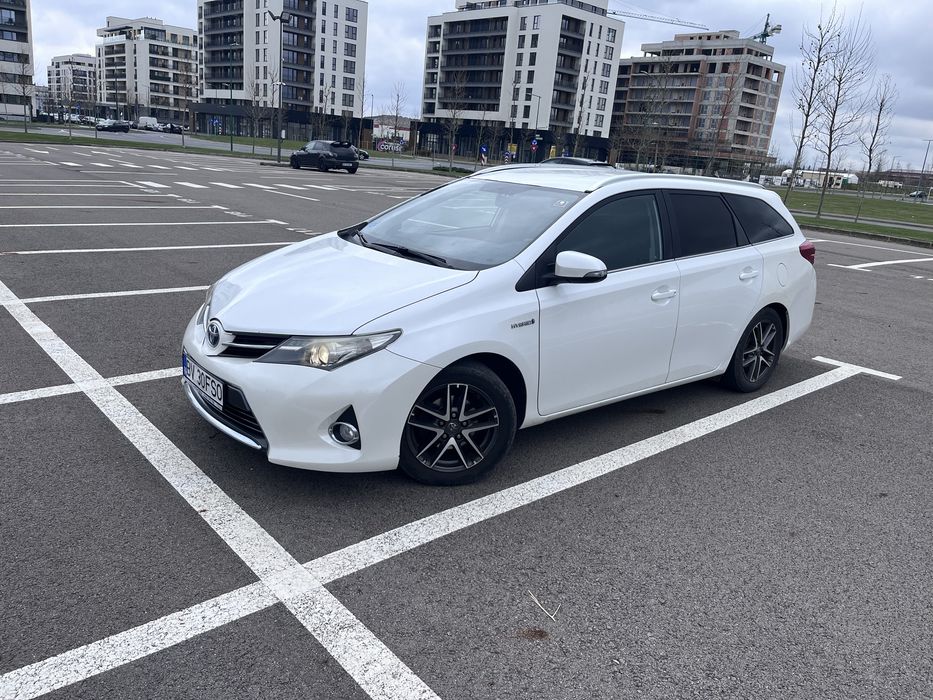 Toyota Auris Hybrid Gpl 2015 alb perlat