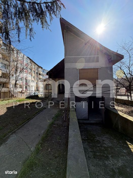 Casa de vanzare cu 446 mp teren si garaj, situata in zona centrala