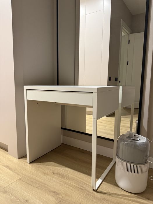Продам компактный письменный/туалетный стол IKEA