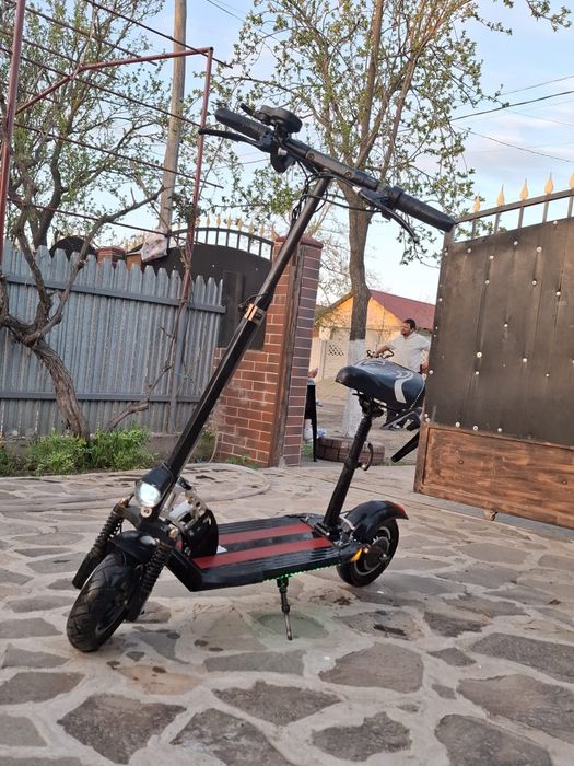 Trotinetă electrică  de vânzare stare foarte buna. Cu tot cu încărcător .