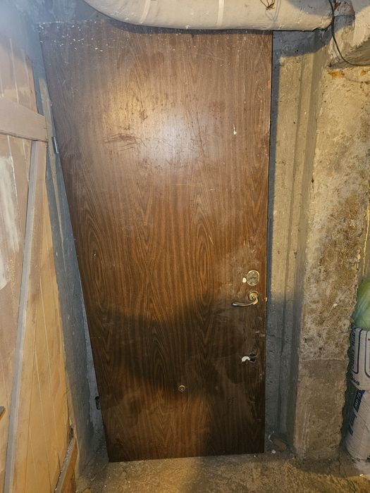 Метална входна врата с брава и патрон