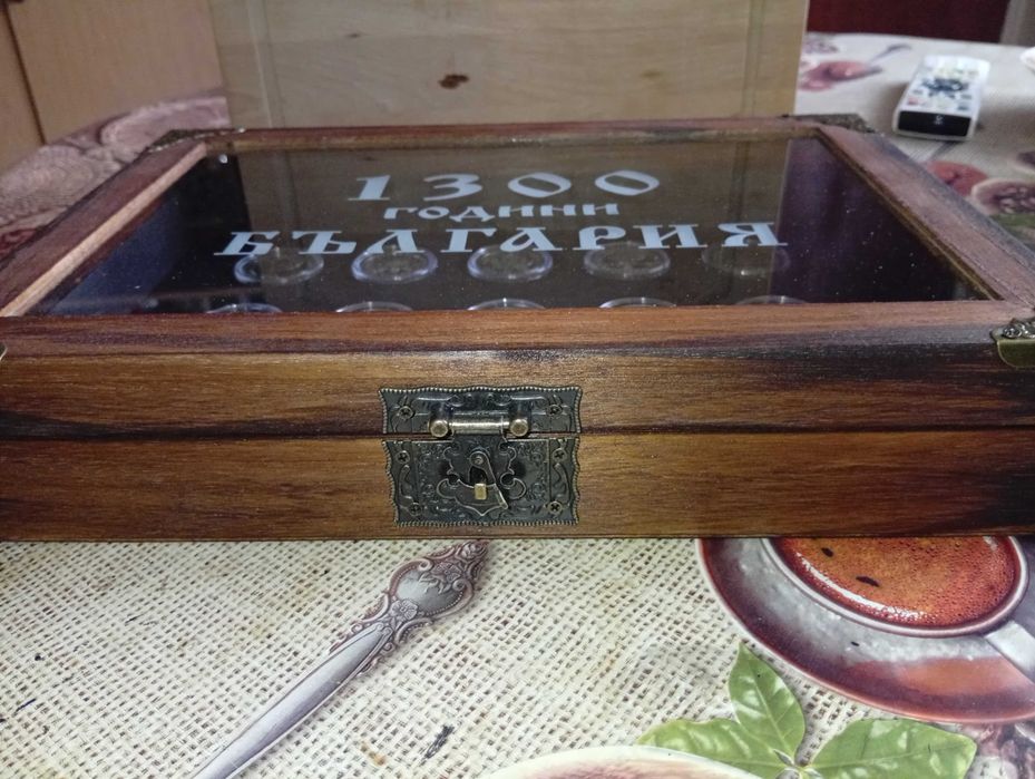 кутия с 15 броя монети от серията 1300 години България