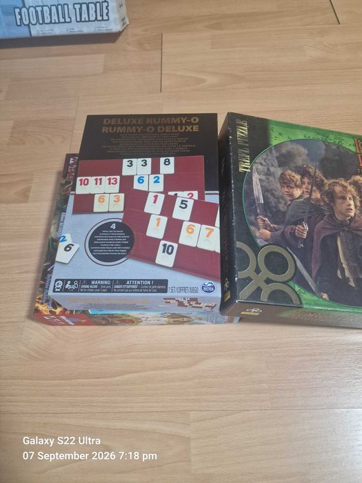 Детски дрехи, книги, настолни игри, пъзели и футболни стоножки