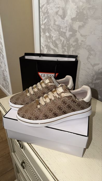 Продам кеды Guess