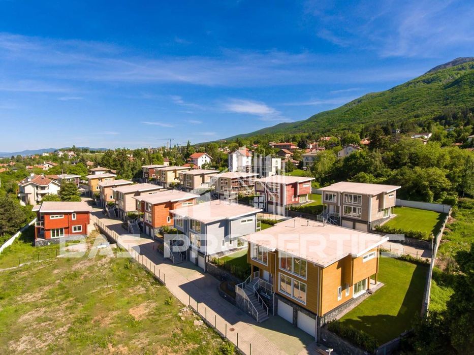 Продава се Къща в София, Бояна - 452 кв.м за 1947 €/кв.м - Снимка #2