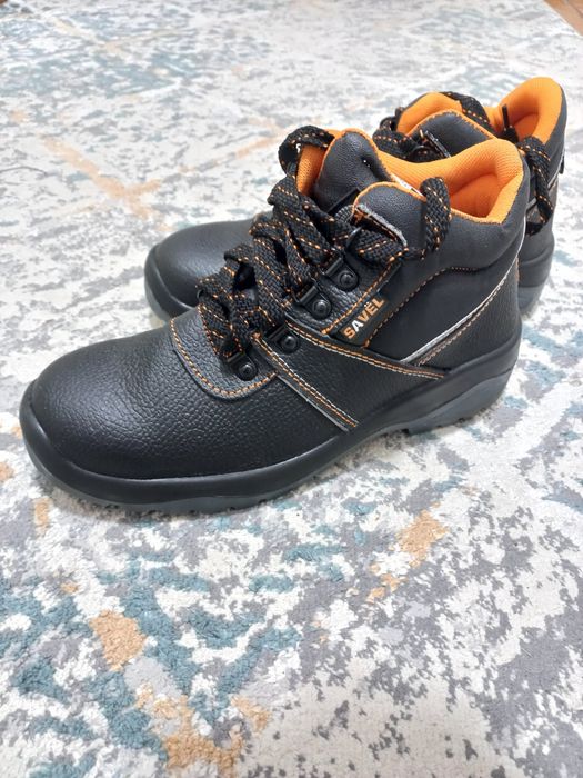 Продам рабочие ботинки р-р 40