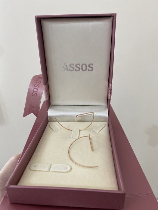 Золотые серьги от бренда  Assos