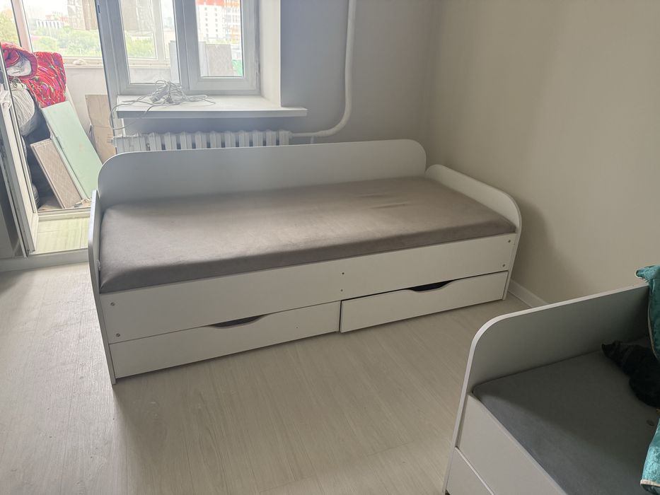 кровати 2 штуки.