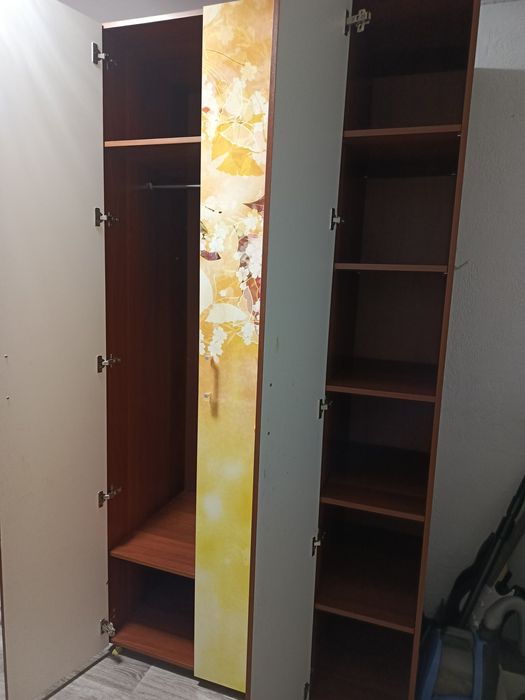 Продам детский гарнитур.2 шкафа ,стол письменный,