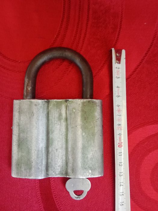 Тиски , кук синяя лампа , уровень , замок , пломбиратор , ножницы СССР