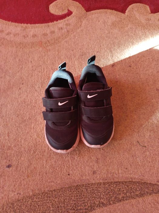 Продавам детски оригинални маратонки на Найк.