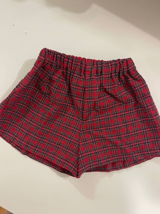 Червени детски шорти на Zara с красив каре десен.
Размер: 9–12 месеца.