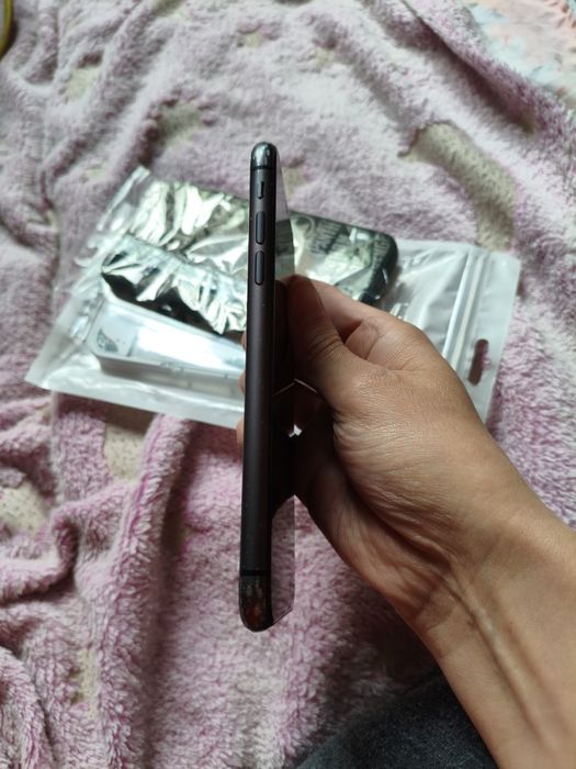 Продам 11 айфон вместе с чехлами