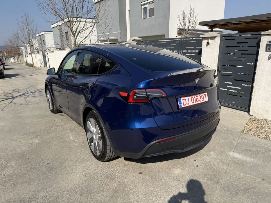 Tesla Model Y 2024