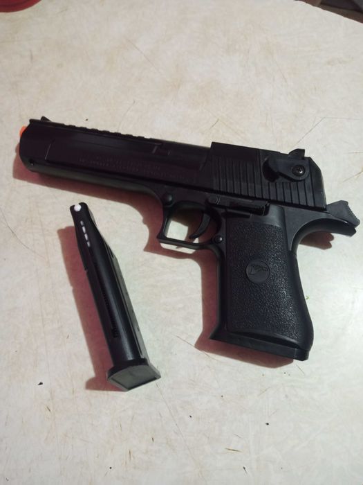 Пистолет игрушечный