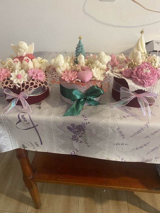 Realizez decoratiuni handmade din ceara naturala