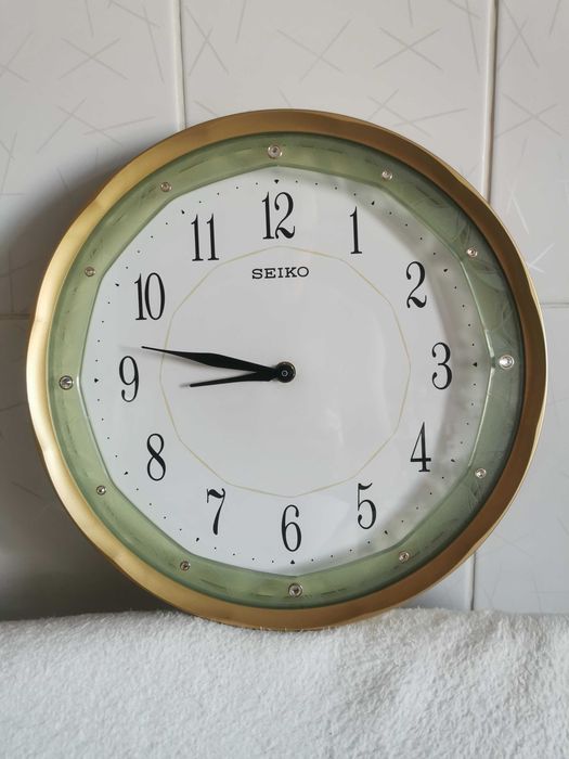 Ceas de perete Seiko,silentios,quartz cu baterie AA1.5V, diametru 32 cm