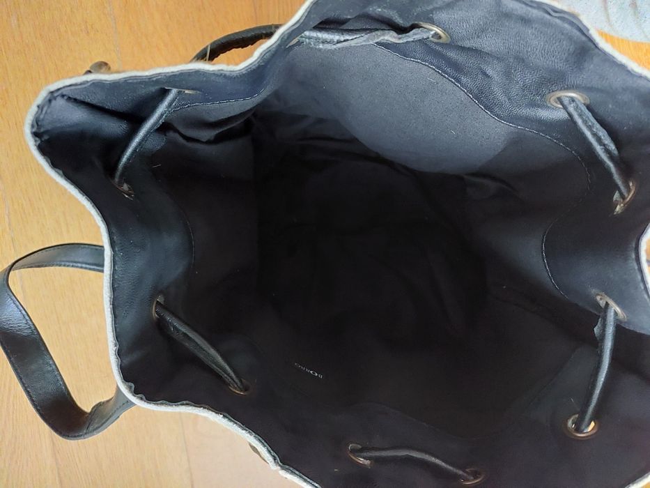 Rucsac negru convertibil în geanta