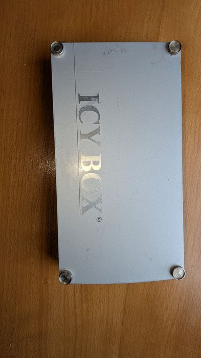 Vând  4 carcase externe din aluminiu pentru hard disk-uri