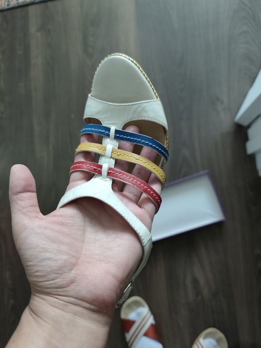 Продаются босоножки