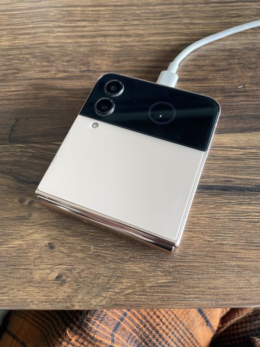 Samsung Galaxy Z Flip 4 - 256GB - Pink Gold