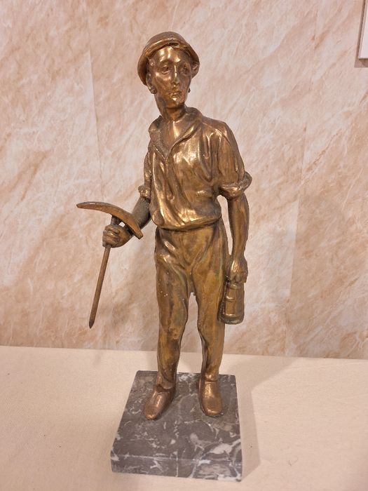 Голяма статуетка миньор